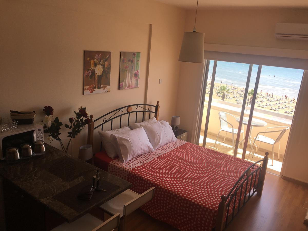 Alex Beach Apartment 33 Larnaca Bagian luar foto